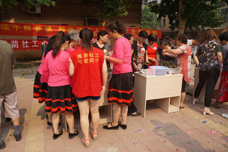 槐荫社工兴福街道项目组开展“端午粽香飘?和睦济西人”庆端午活动.jpg