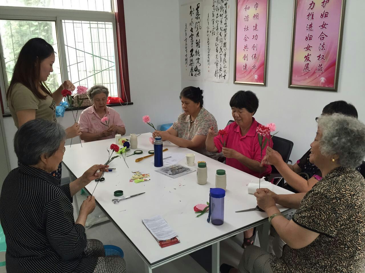 大观园纬一路社区“幸福魔方”:幸福动动手之康乃馨制作.jpg 大观园纬一路社区“幸福魔方”:幸福动动手之康乃馨制作.jpg