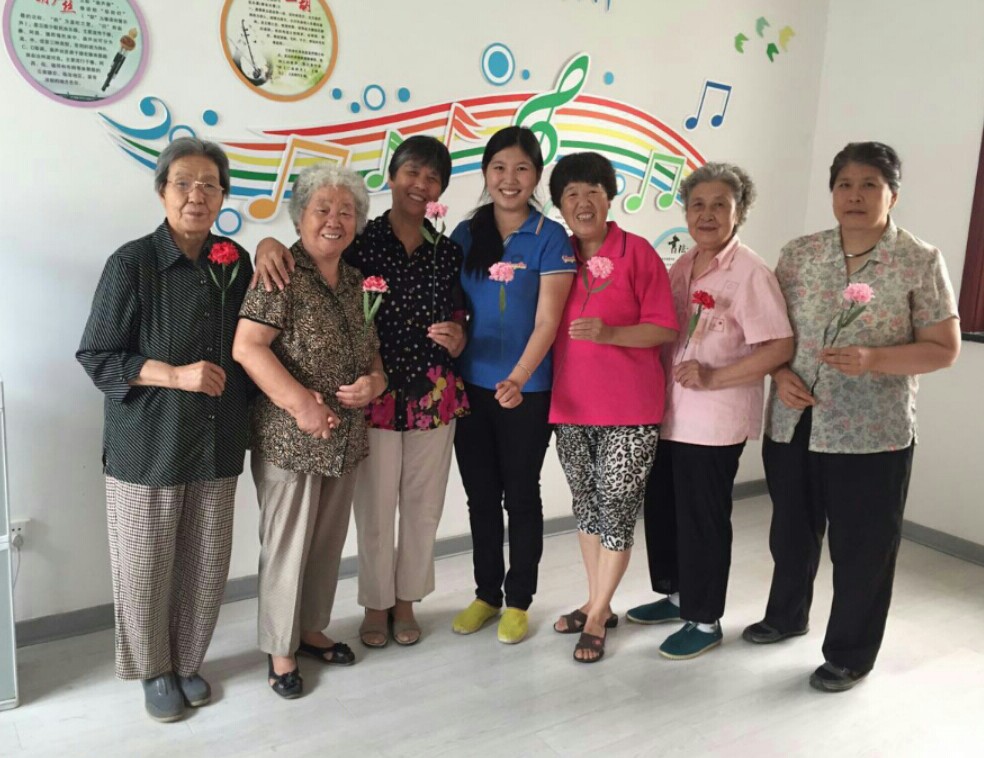 大观园纬一路社区“幸福魔方”:幸福动动手之康乃馨制作.jpg 大观园纬一路社区“幸福魔方”:幸福动动手之康乃馨制作.jpg