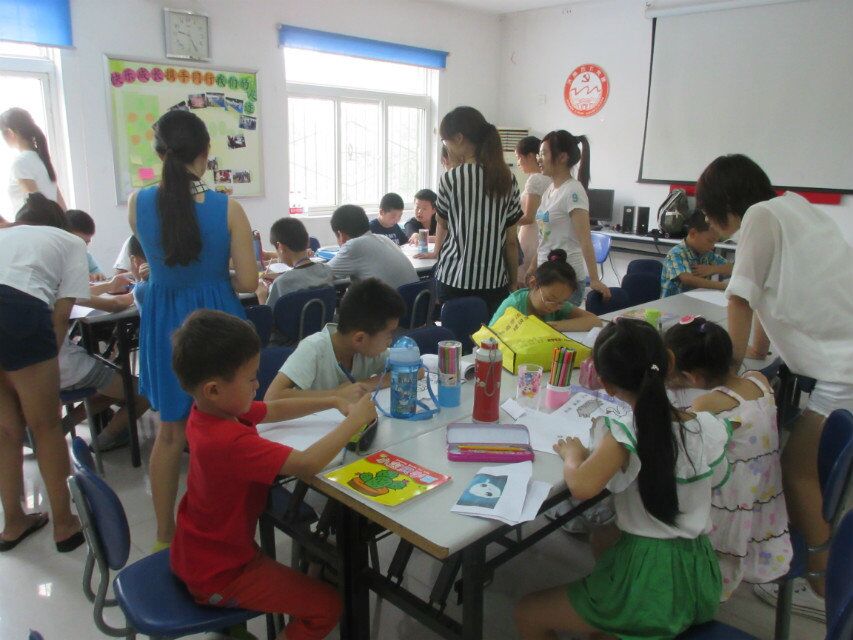 山泉：“快乐成长，携手同行”项目组开展彩绘生活手工绘帽子活动