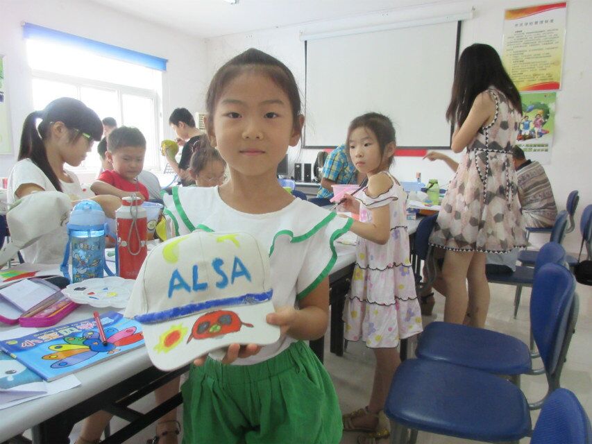 山泉：“快乐成长，携手同行”项目组开展彩绘生活手工绘帽子活动