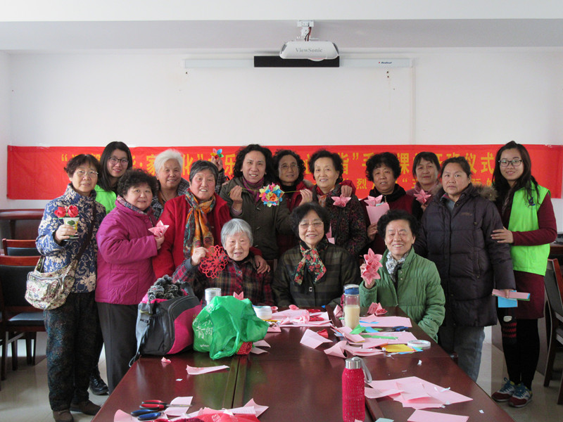 10.老年人拿着自己的手工成果合影_副本.jpg