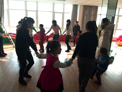 志愿者和自闭症儿童做游戏