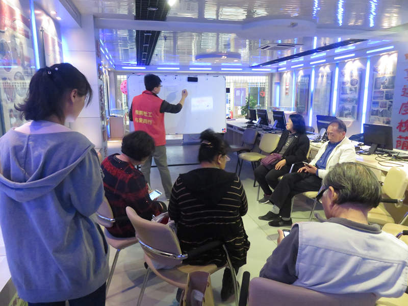 第五期“掌上生活”智能手机学习小组结业活动! 第五期“掌上生活”智能手机学习小组结业活动!