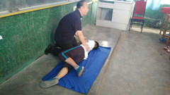 教官演示救助溺水伤员技巧 教官演示救助溺水伤员技巧