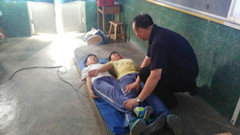 现场演示野外结绳背负伤员 现场演示野外结绳背负伤员