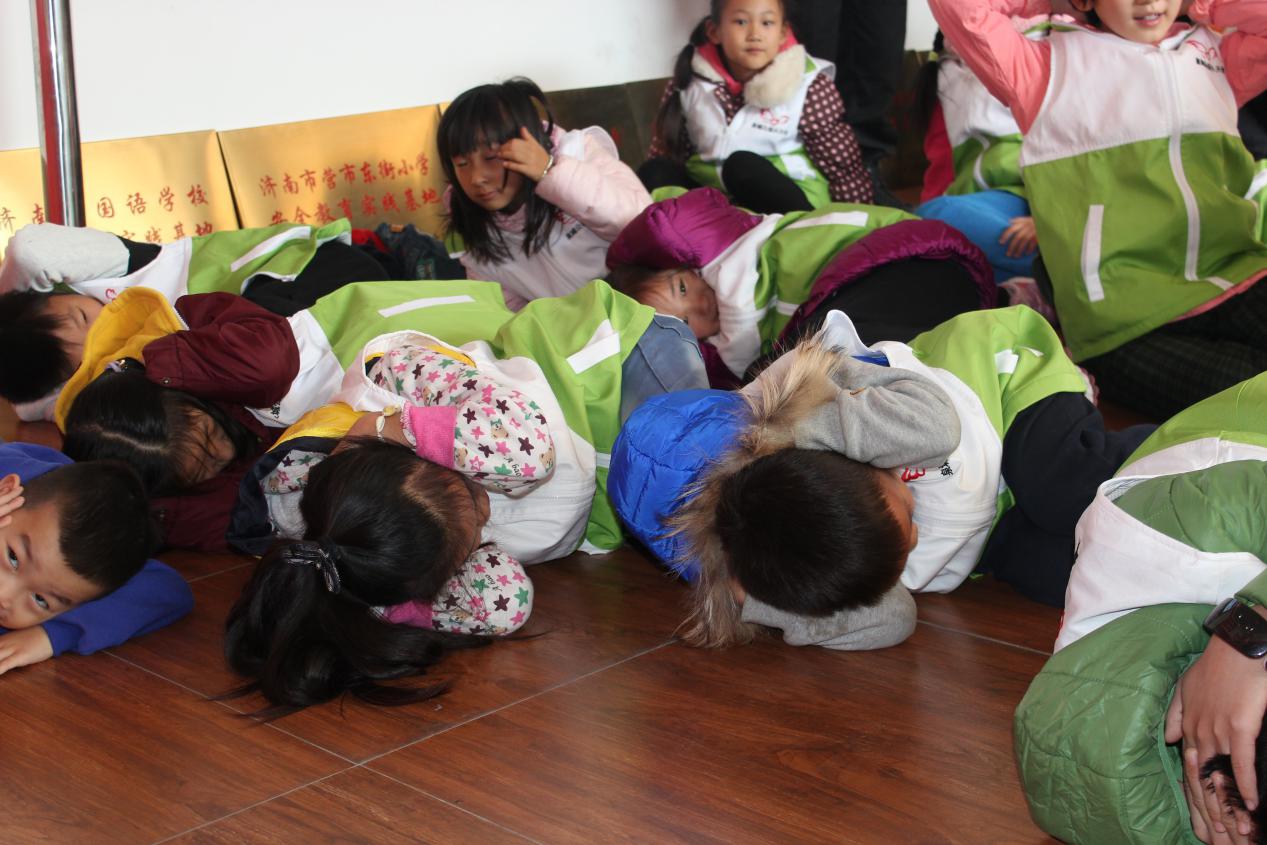 安全防踩踏姿势，小天使做的有模有样！