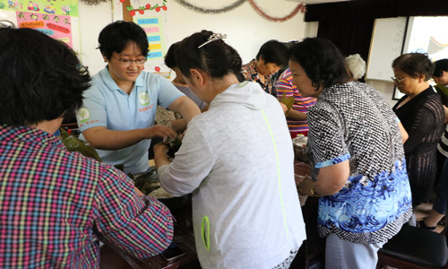 2017.05.27活动现场大家热火朝天地包粽子_副本.jpg