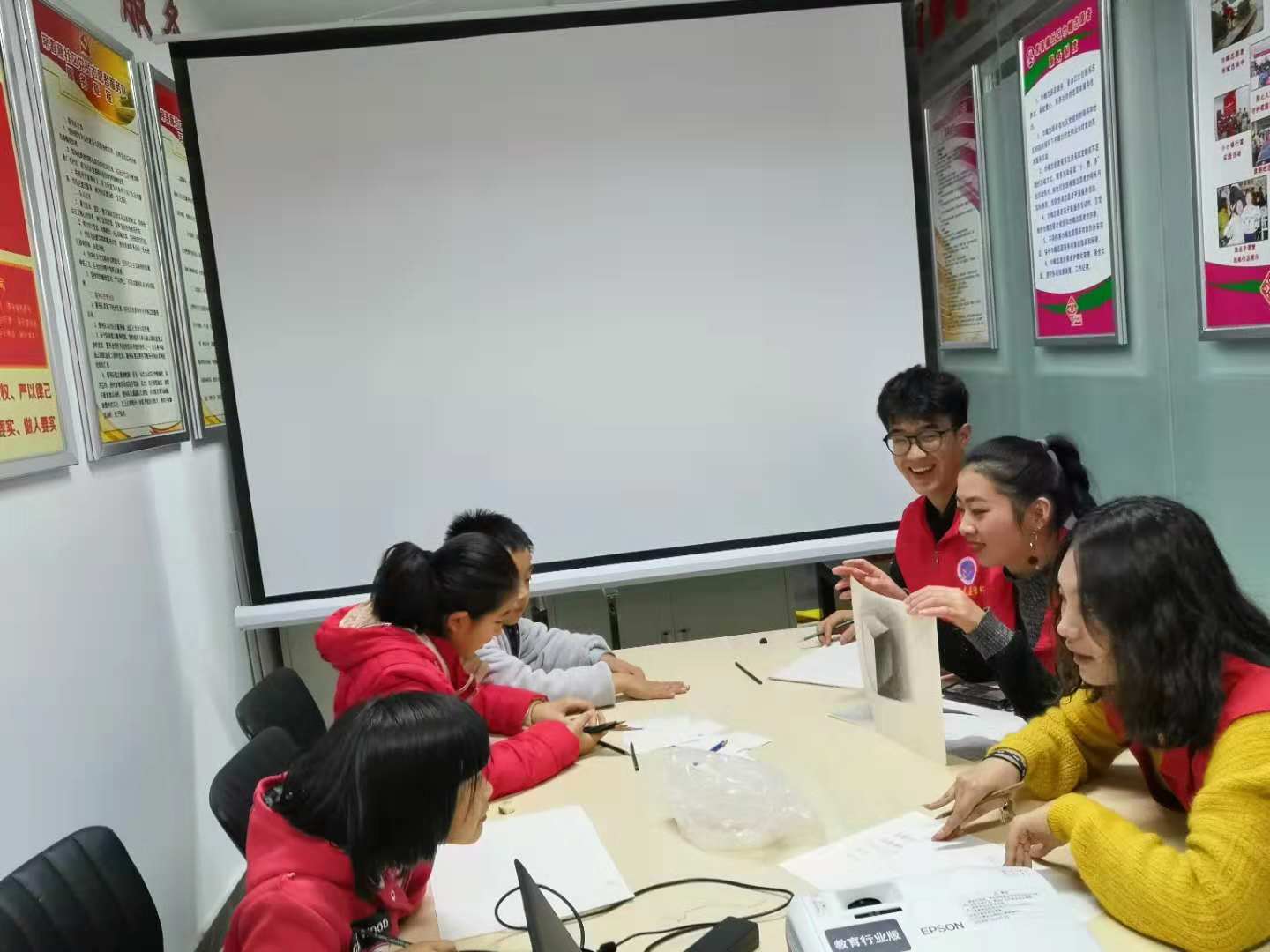 社工为孩子讲解素描绘画的方法