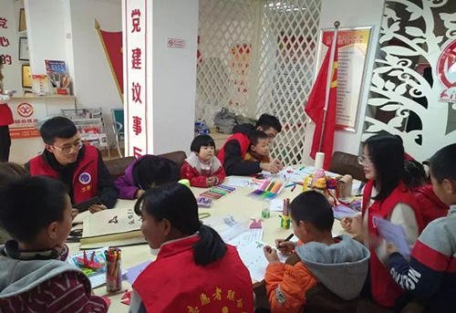 “童绘七彩”小朋认真绘画