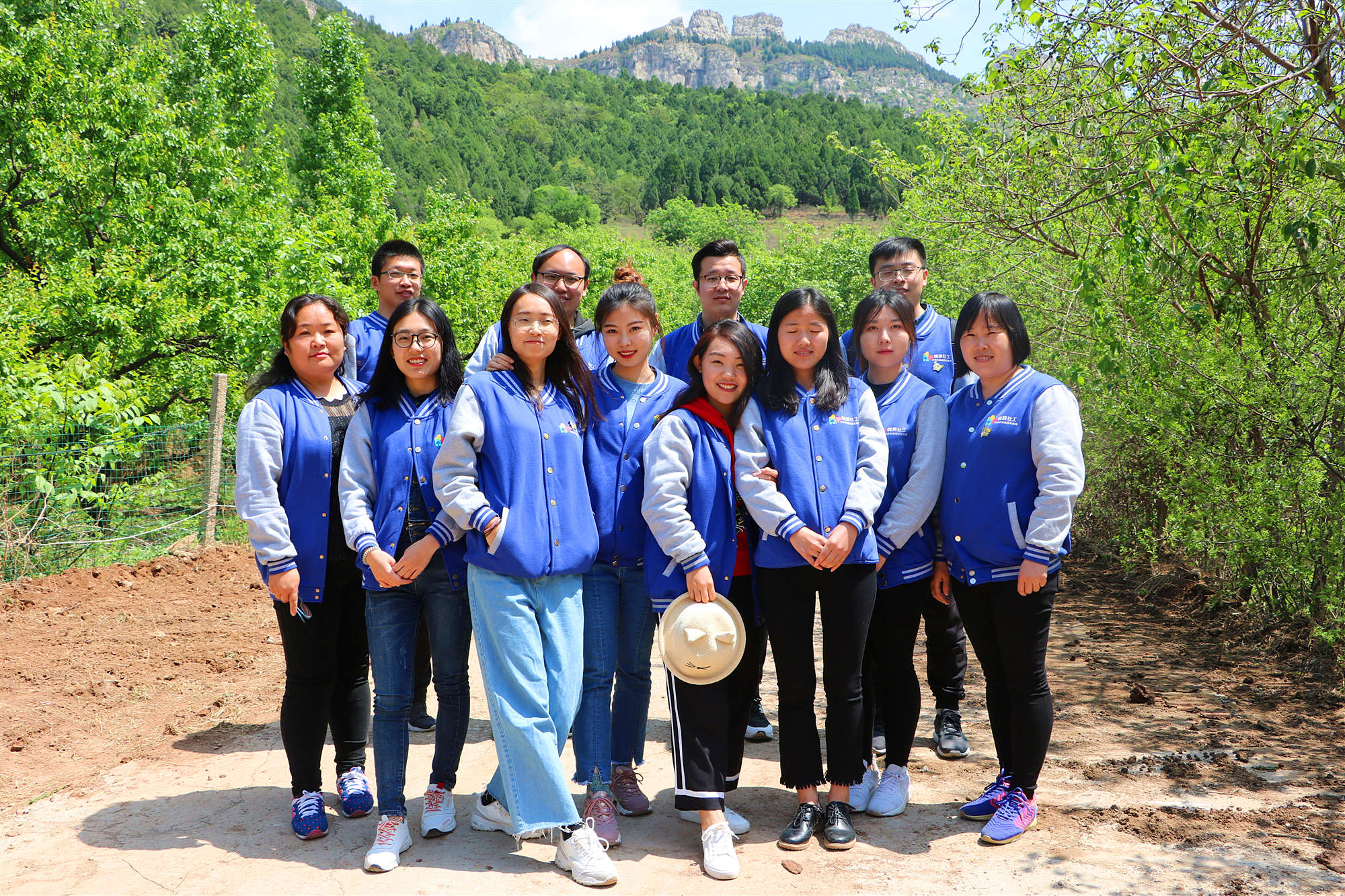 团建合照.jpg 团建合照.jpg