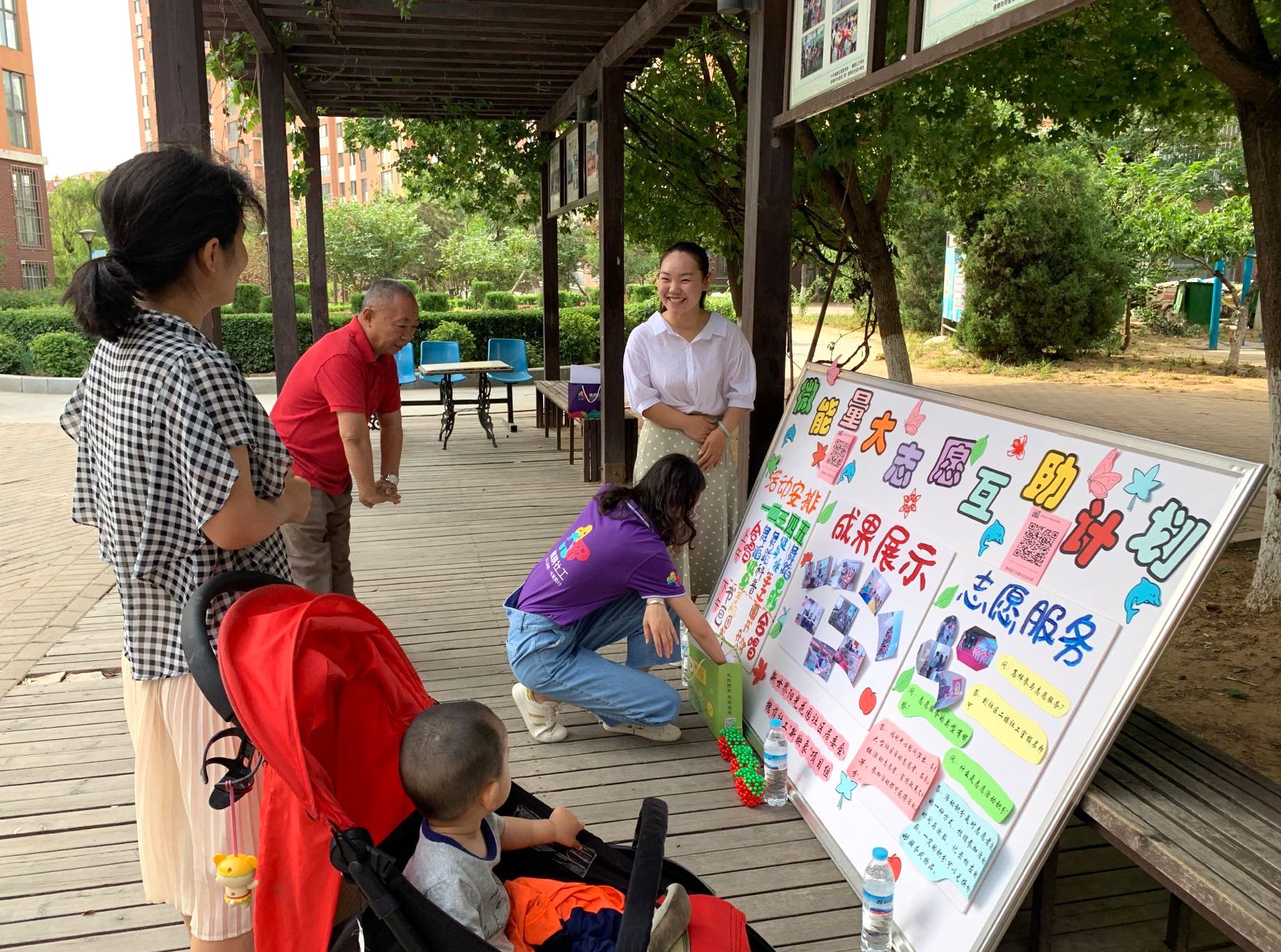项目组社工向社区居民介绍社工项目.jpg