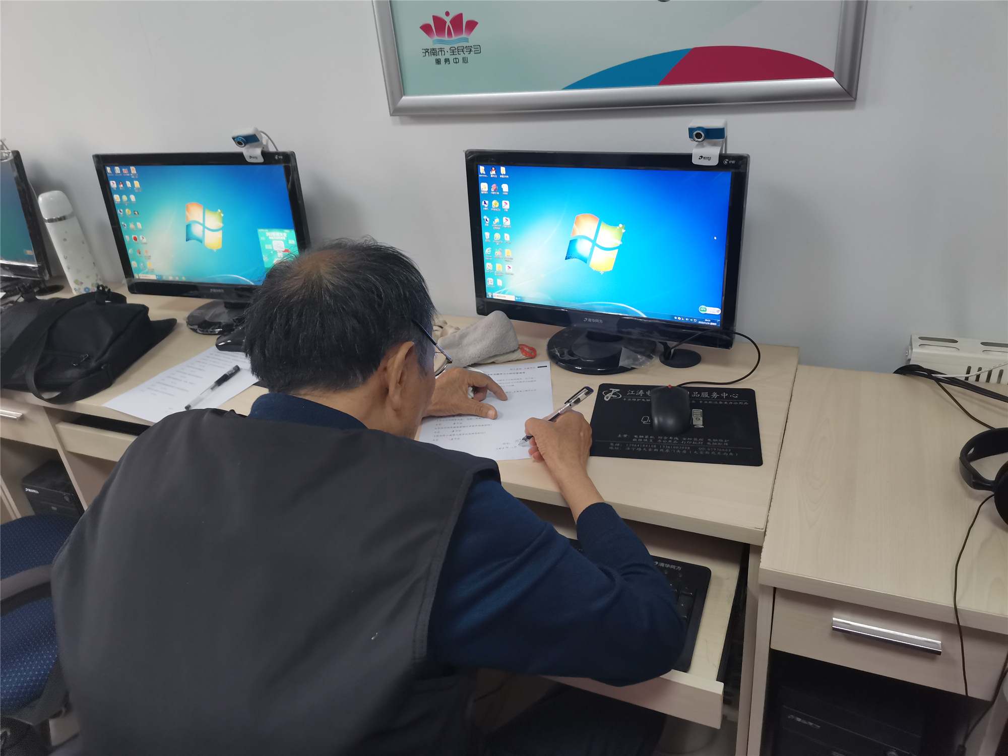 填写调查问卷.jpg 填写调查问卷.jpg