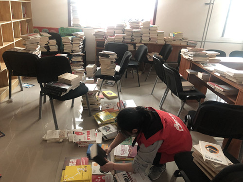 社工整理图书.jpg
