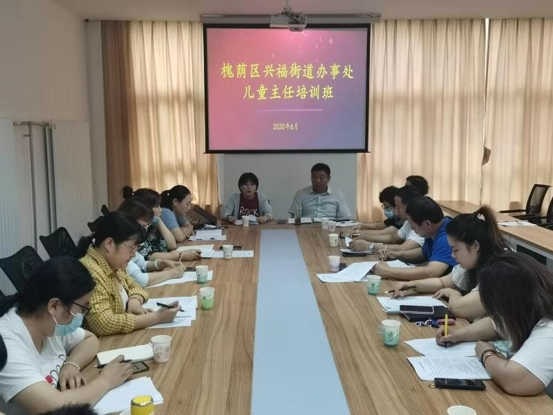 社工讲解“护航成长”服务项目.jpg