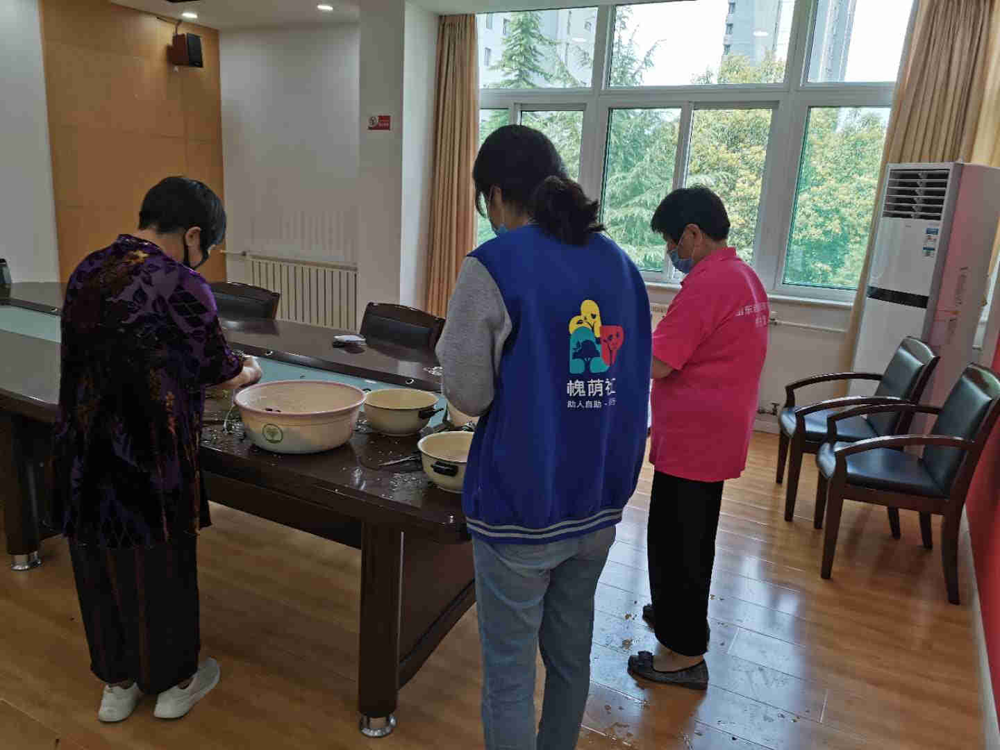 包粽子现场.jpg 包粽子现场.jpg