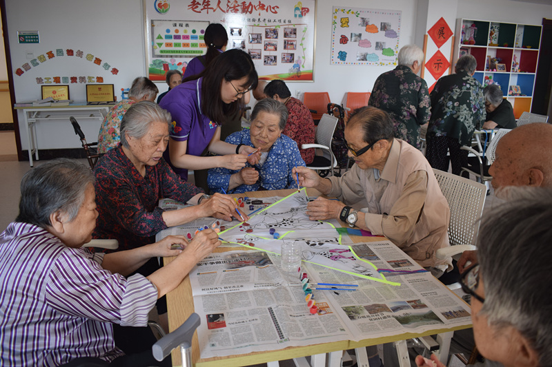 社工协助老人一起完成.jpg