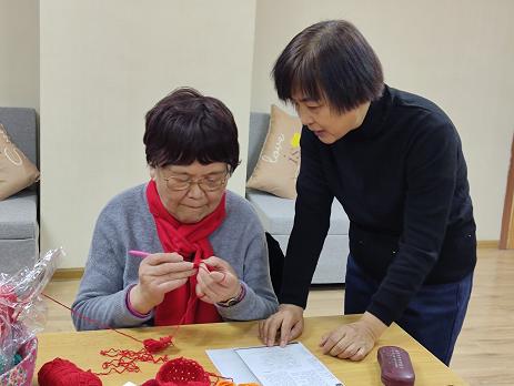 王老师认真讲解钩织技巧.jpg