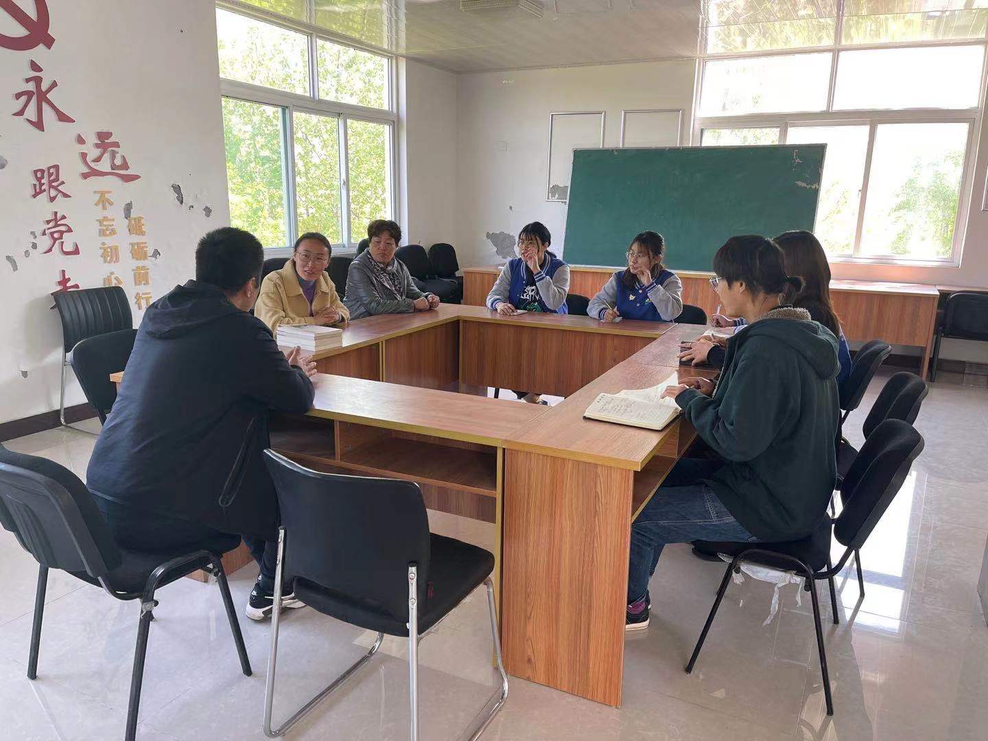 会议沟通交流中.jpg