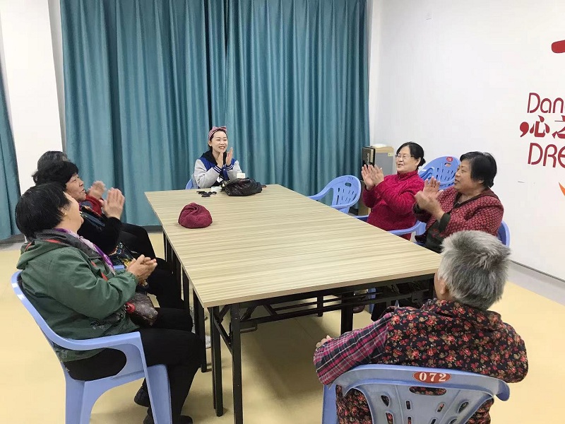 图1 社工带领小组.jpg