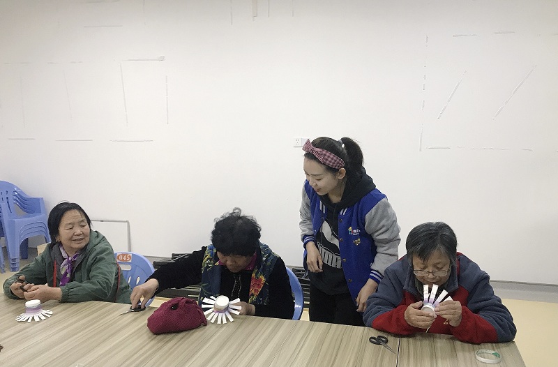 图2 活动过程中,社工引导小组成员制作手工1.jpg