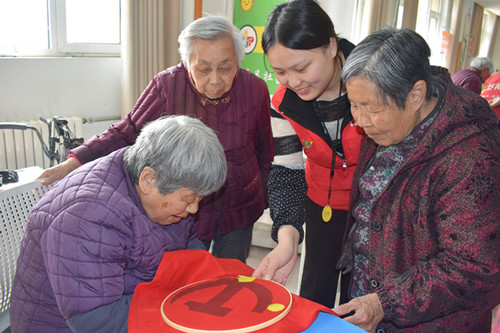 图一:78岁的庄奶奶绣出第一针_副本.jpg