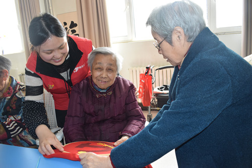 图二:95岁的刘奶奶讲述红色经历_副本.jpg