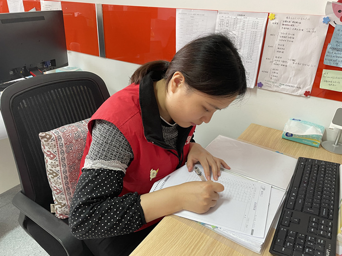 社工正在整理服务对象资料.jpg