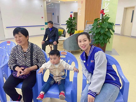 社工与服务对象一同观影.jpg