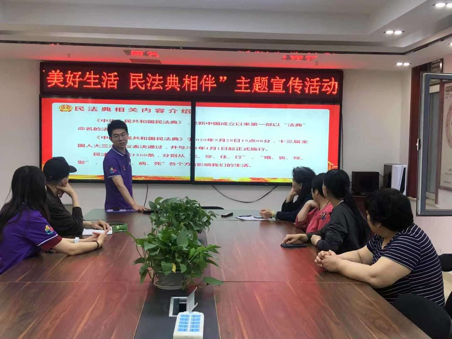 图1 社工与服务对象一起学习民法典相关知识.jpg