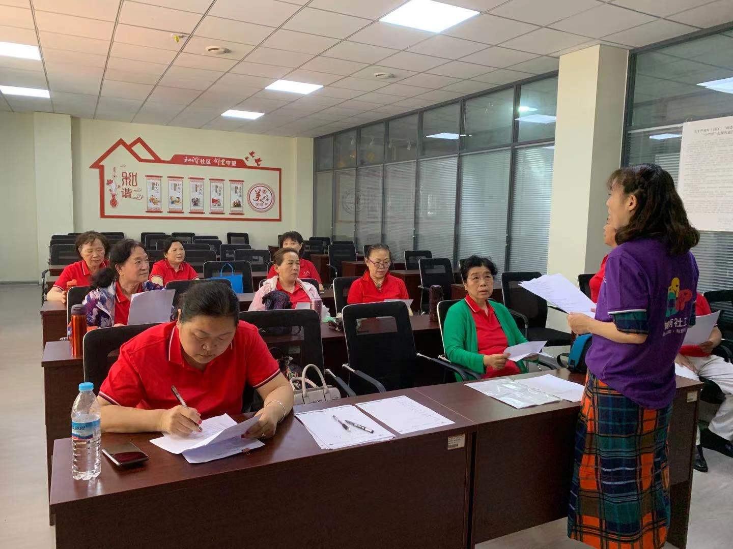 志愿者正在熟悉讲解词.jpg 志愿者正在熟悉讲解词.jpg