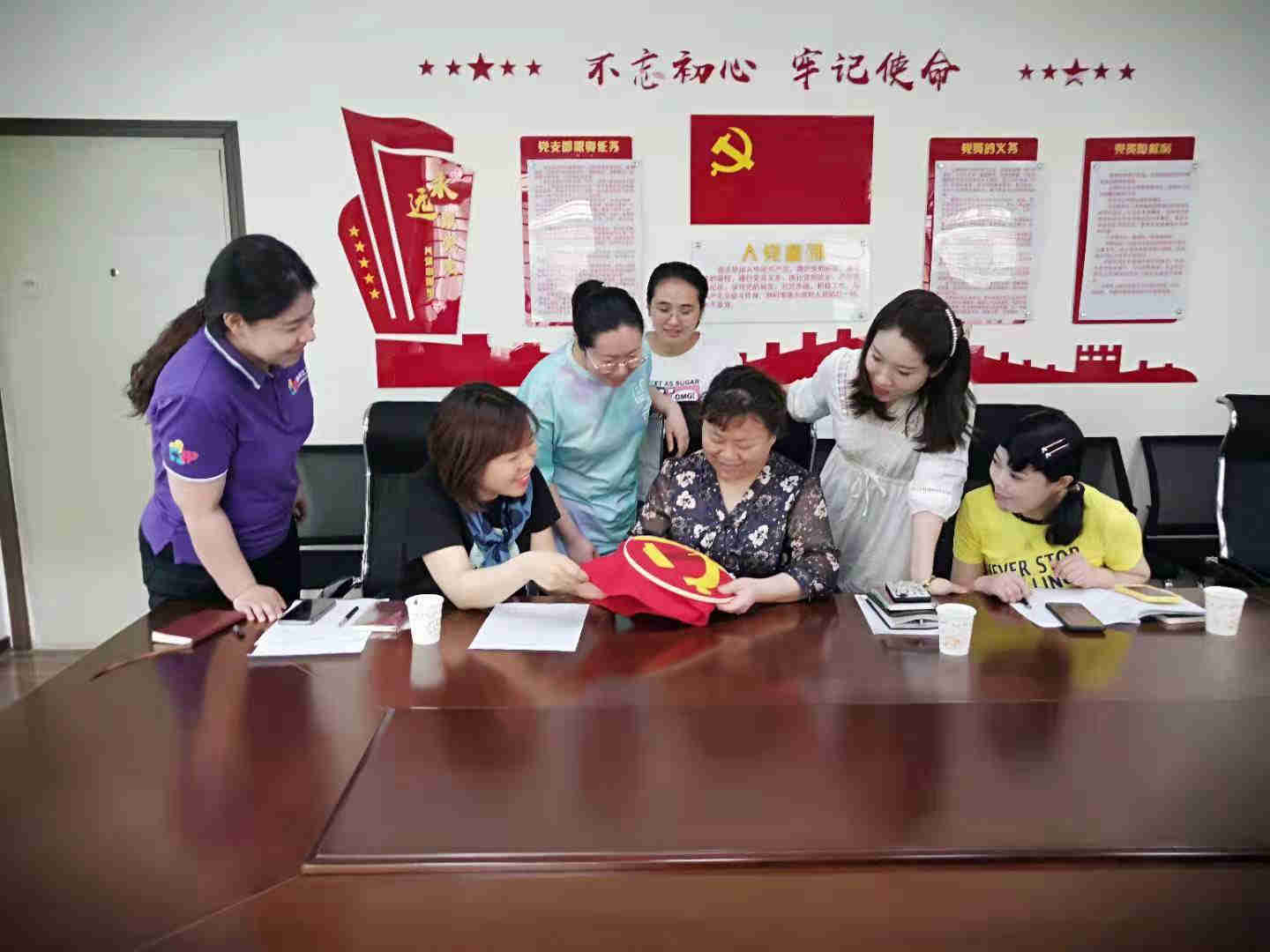 儿童主任齐心协力绣党旗.jpg