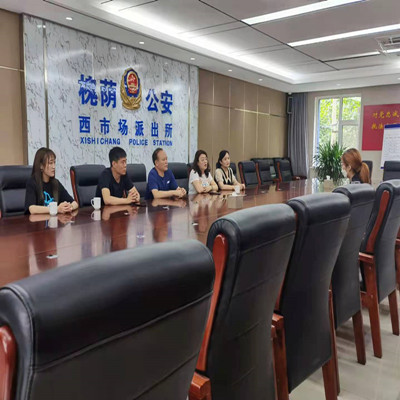 社工协助街道领导、社区工作人员与精神病人家属进行商讨后续事宜_副本.jpg
