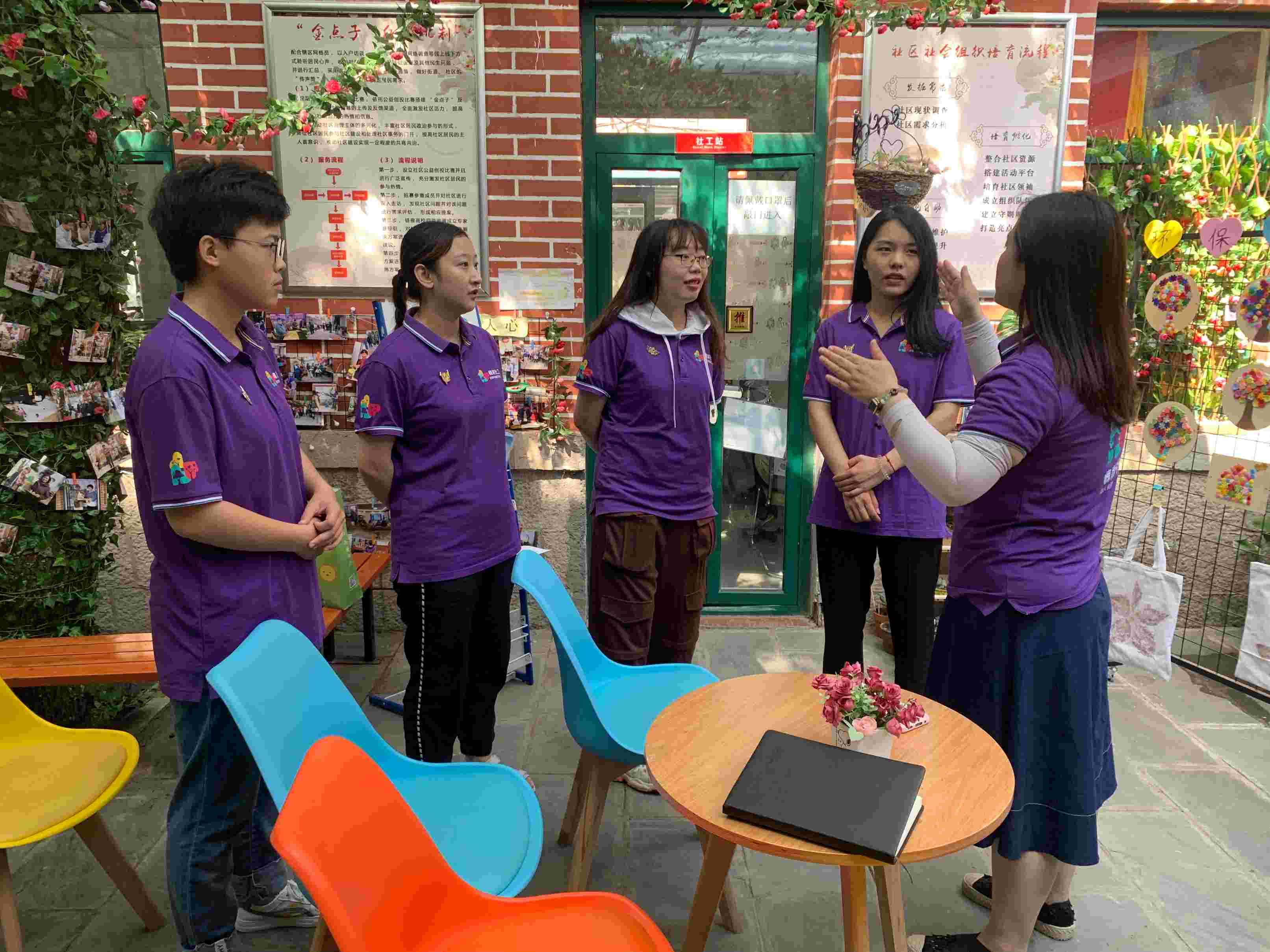 社工倾听青合站站长介绍困境人群服务项目.jpg 社工倾听青合站站长介绍困境人群服务项目.jpg