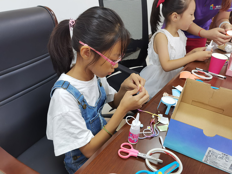 2.组员认真制作椅子中.jpg