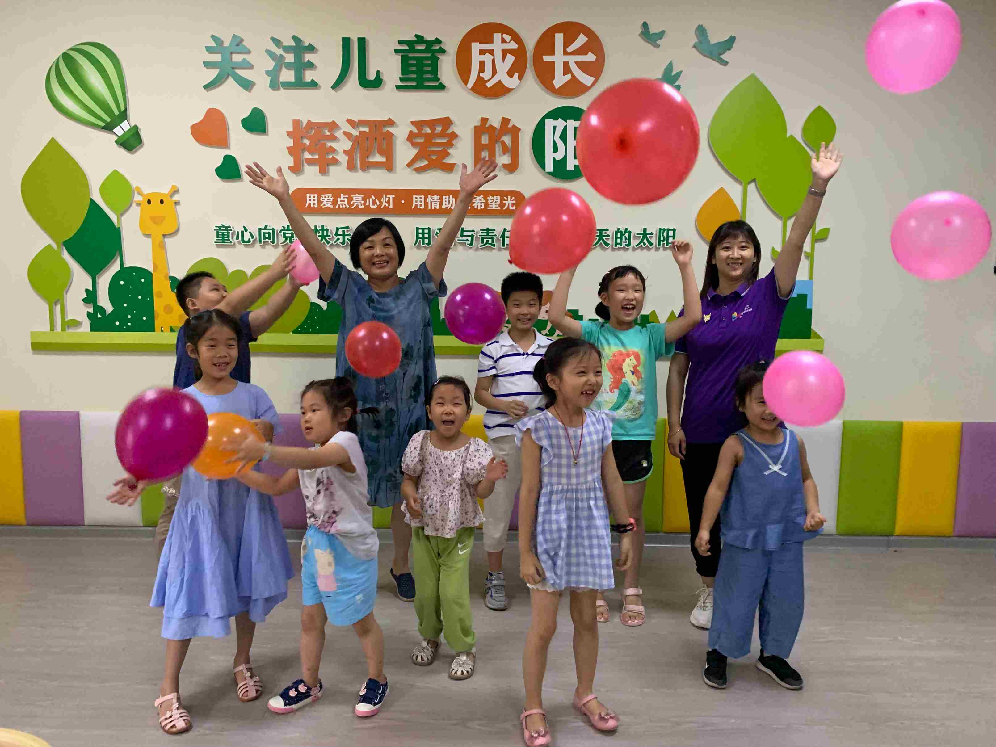 孩子们抛起气球庆祝课程结束.jpg 孩子们抛起气球庆祝课程结束.jpg