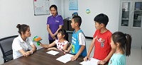 社区青少年对物业工作人员进行采访.jpg 社区青少年对物业工作人员进行采访.jpg