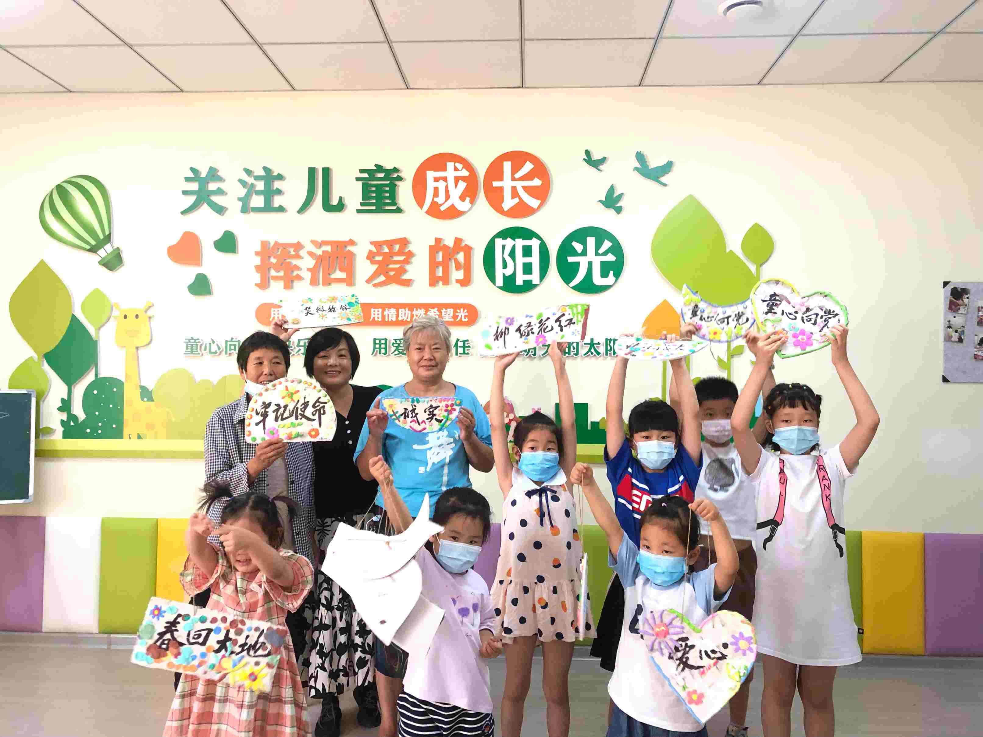 孩子们展示自己的作品.jpg 孩子们展示自己的作品.jpg