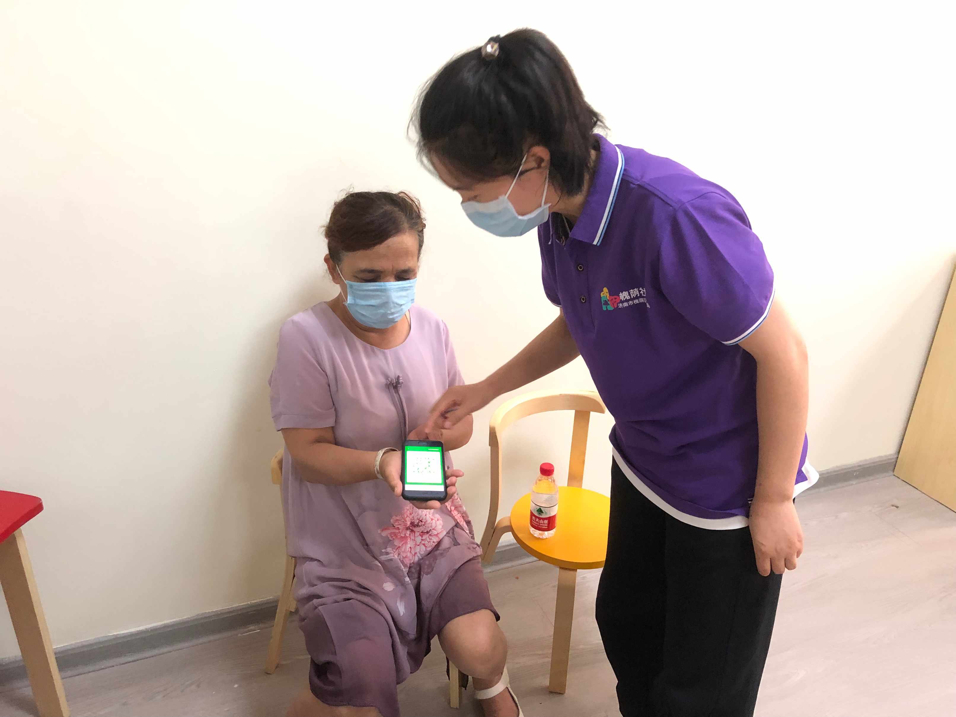 上课前家长出示绿色健康码.jpg 上课前家长出示绿色健康码.jpg
