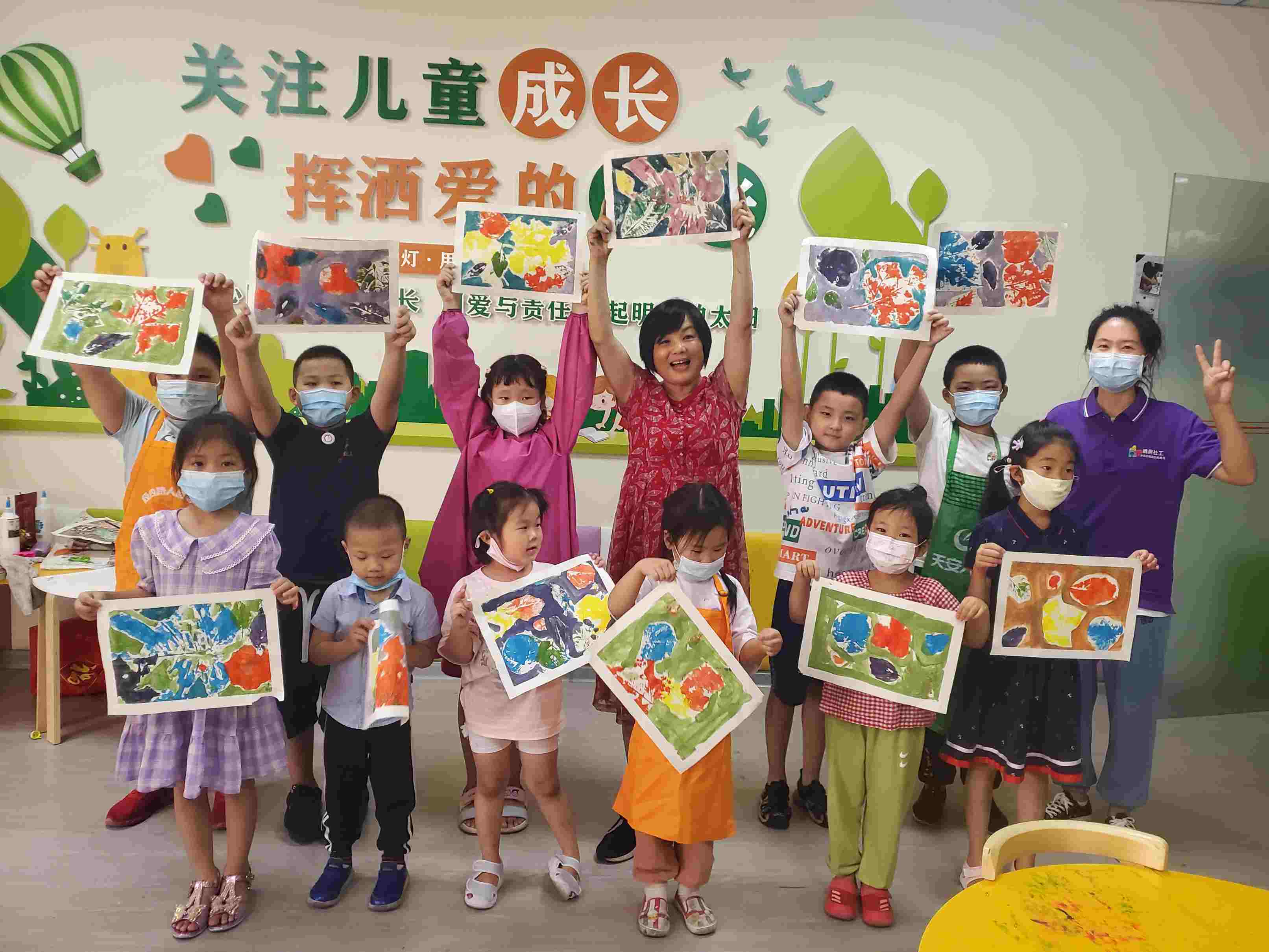 孩子们展示自己的作品 (1).jpg 孩子们展示自己的作品 (1).jpg
