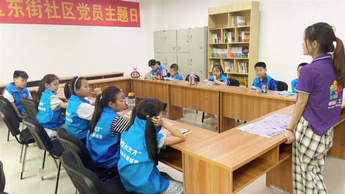 社工站社工与青少年们一起探讨青春志愿服务正能量_副本.jpg