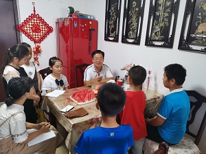 青少年志愿者采访社区党员.jpg