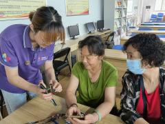 社工站社工为居民解疑答惑.jpg