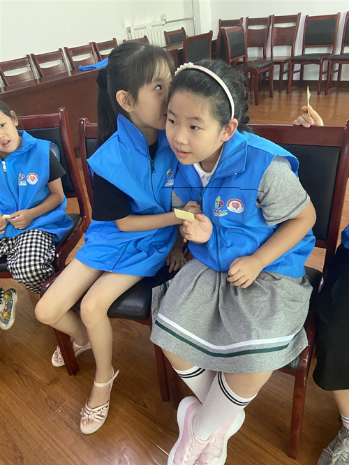 青少年们在玩“悄悄话说给你听”游戏互动_副本.jpg