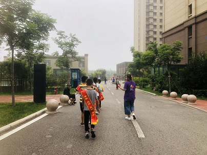 1.志愿者列队走在社区.jpg
