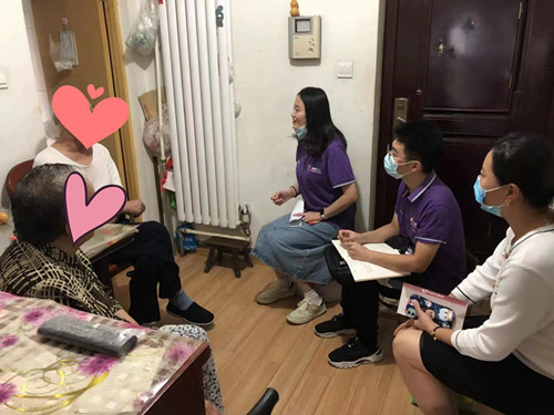 社工与振兴社区居委会对服务对象进行走访_副本_副本.jpg