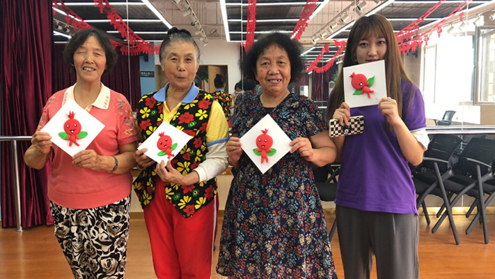 9.2北大寺手工面人课与居民合影_副本.jpg