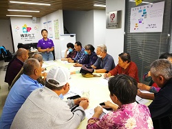 33社工带领社区老年人就“回迁后的社区生活”为主题畅谈.jpg