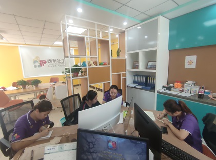 邵金华老师与社工探讨.jpg