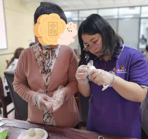 社工教特殊家庭服务对象做月饼.jpg